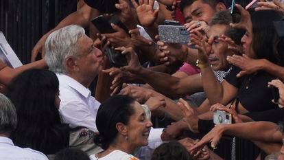 López Obrador junto a Sheinbaum, en la marcha de este domingo.