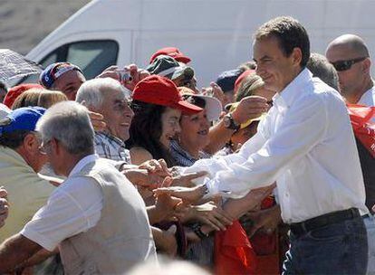 El presidente del Gobierno, José Luis Rodríguez Zapatero, durante la visita anual que hace a Rodiezmo (León).