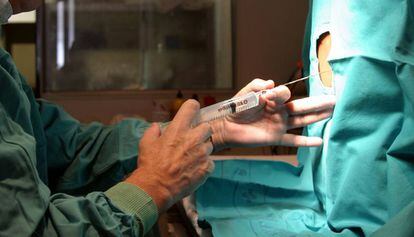Un metge injecta una epidural a un pacient.