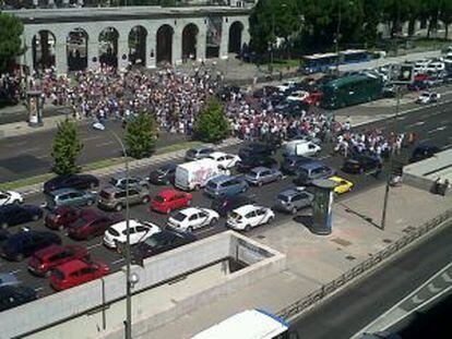 Cortes de tráfico en la Castellana, a la altura de Nuevos Ministerios / Foto: @LosPajarosPican
