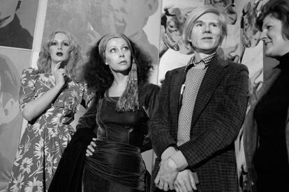 Ultra Violet, Candy Darling, Andy Warhol y Birgid Berlin, en el Whitney Museum de Nueva York en 1971.