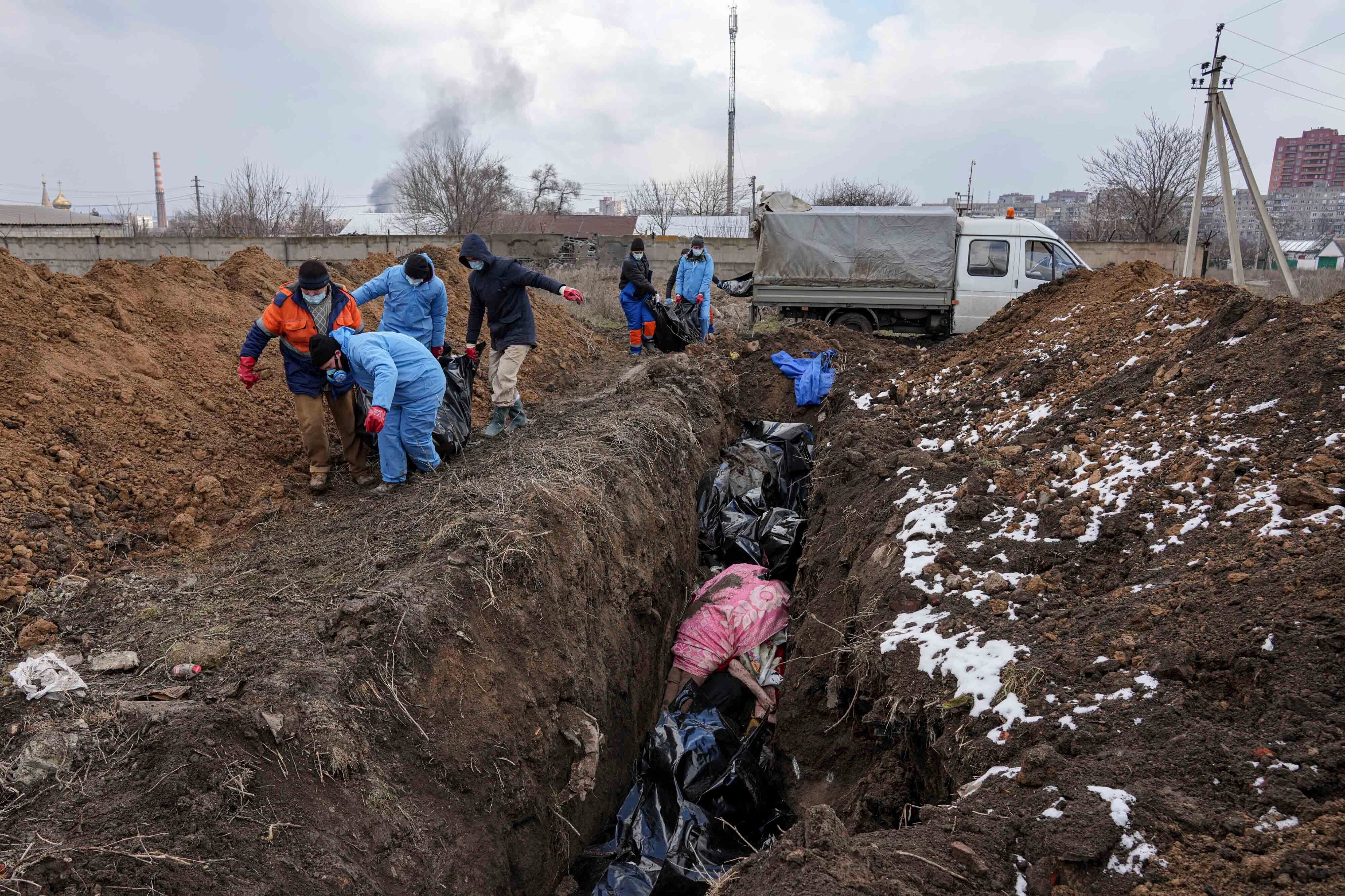 Cadáveres en una fosa común en las afueras de Mariupol, este miércoles. 