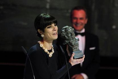 Maribel Verdú recibe el Goya a la mejor interpretación femenina protagonista por su papel de madrastra en 'Blancanieves'.