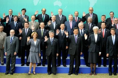 Foto de familia de los ministros de Finanzas del G-20. En primer término a la izquierda, Ben Bernanke, y a su lado, Elena Salgado.