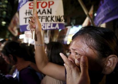 Una mujer llora en una protesta por la ejecución cancelada de una presa filipina ante la embajada indonesia en Makati, Filipinas, este martes.