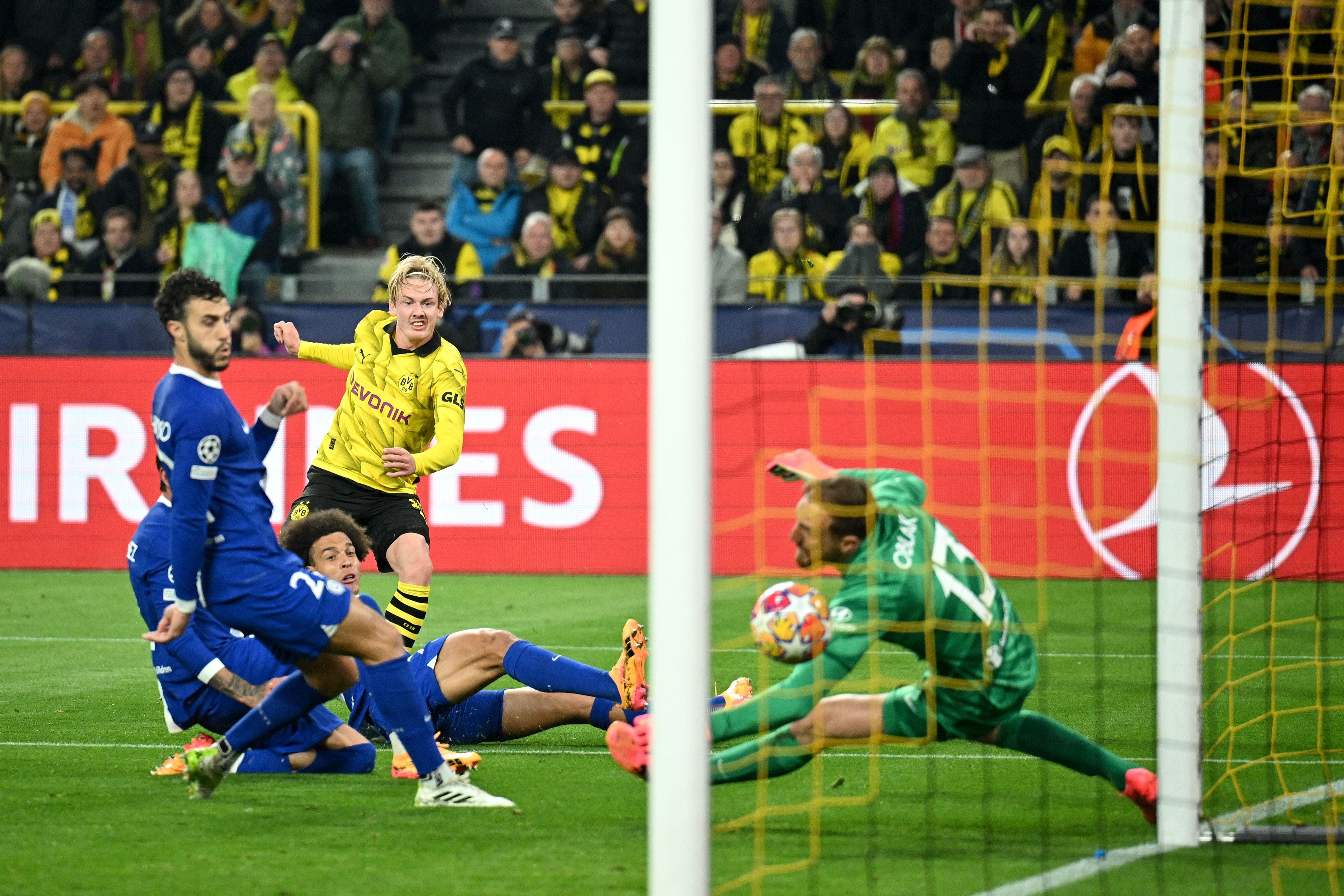 Julian Brandt del Borussia Dortmund, marca el primer tanto del partido ante el Atlético de Madrid.