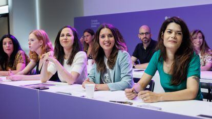 Las principales dirigentes de Podemos, en una reunión del partido el pasado 27 de junio.