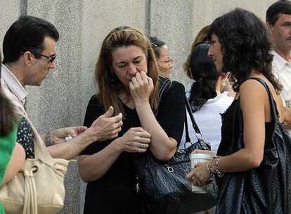 Pilar Manjón (en el centro), ante la puerta del Supremo.