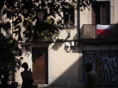 Plaza dels Traginers, en el barrio Gotico de Barcelona, con el balcón del piso descrito en el artículo.