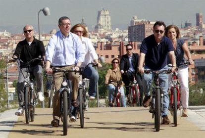Gallardón da un paseo con Botella en bicicleta por Madrid Río.