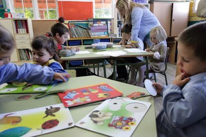 Alumnos en la escuela de Infantil del colegio de Oza, en Teo