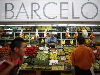 Puesto de frutas y verduras provisional en el Mercado Barceló, en Madrid.