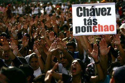 Manifestación de estudiantes universitarios contra el cierre de la cadena RCTVI el martes en Caracas.