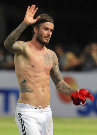 Beckham saluda al terminar un partido con su equipo en Indonesia en noviembre de 2011.