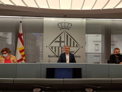 El primer teniente de alcalde del Ayuntamiento de Barcelona, Jaume Collboni, flanqueado por la concejal de Hacienda, Montserrat Ballarín, y el de Presupuesto, Jordi Martí.