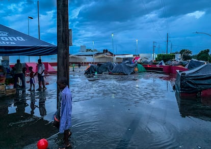 Un niño juega en el campamento inundado a las afueras de la estación migratoria Siglo XXI en Tapachula, Chiapas en 2019.