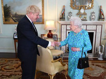 La reina Isabel II recibe a Boris Johnson en el Palacio de Buckingham