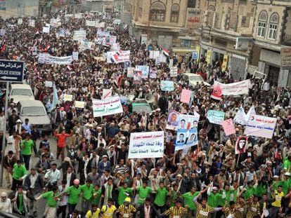 Miles de manifestantes marchan en contra del acuerdo del Golfo que concede inmunidad al presidente Saleh, en Saná.