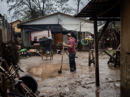 Una persona damnificada realiza labores de limpieza del barro que ha quedado en su vivienda de la comuna de Coltauco en la Región de O’Higgins, luego del el desborde del Rio Cachapoal, en Chile.