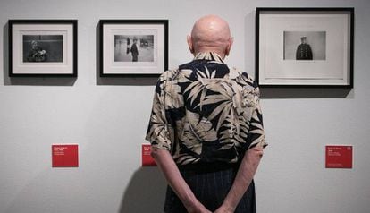 Duane Michals posa junto a tres de sus fotografías en la exposición de la Fundación Mapfre de Barcelona.