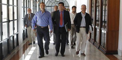 Valderas, en el centro, se dirige a la comisión parlamentaria este viernes.