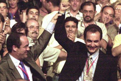 Bono levanta el brazo de Zapatero tras ser elegido este último líder del PSOE en 2000.