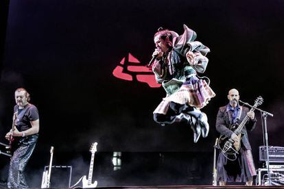 El actor y cantante Asier Etxeandia, durante la actuación con su grupo Mastodonte en el festival Santander Music 2019.