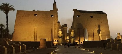 El templo de Luxor el pasado martes. Al fondo se ve la estatua de Ramsés II cubierta por una manta, antes de ser presentada.