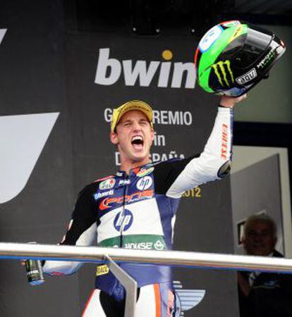 Pol Espargaro festeja su triunfo en el podio de Jerez.