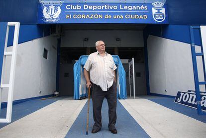 Uno de los primeros socios del Club Deportivo Leganés, Jose Luis Lopez, en la entrada al campo.