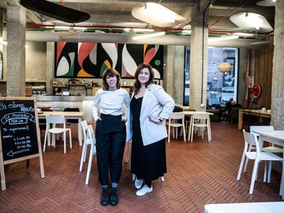 Las socias Elena García y María Álvarez en el restaurante La Francachela de MediaLab Prado que ha implantado la jornada de cuatro días. ÁLVARO GARCÍA