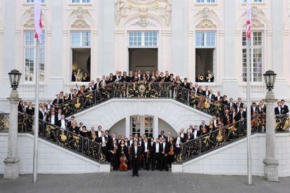 La orquesta de Bonn, ante el edificio del viejo ayuntamiento de la ciudad.