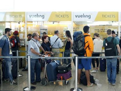Colas para presentar reclamaciones a Vueling, en la Terminal 1 del Aeropuerto de El Prat, en Barcelona