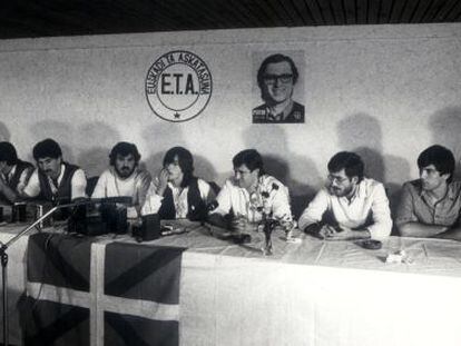 Dirigentes de ETApm, durante el anuncio de su disolución, el 30 de septiembre de 1982 en Biarritz (Francia).