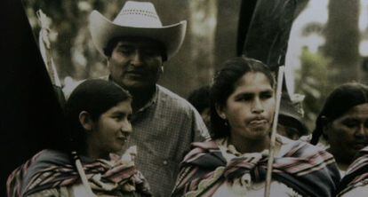 Evo Morales junto a l&iacute;deres del movimiento femenino cocalero
