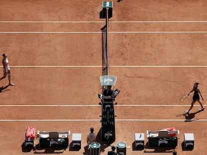 Sabalenka y Kostyuk, al finalizar el partido disputado en la pista Philippe Chatrier de París.