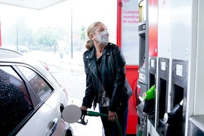 Una mujer reposta en una gasolinera de Madrid el pasado 17 de junio.