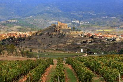 San Vicente de la Sonsierra vista desde las Bodegas Vivanco en Briones, La Rioja.