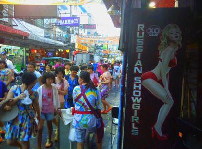 Dentro del barrio rojo de Pattaya, cuyo nombre es &#039;Walking Street&#039;, los turistas pasean a cualquier hora del d&iacute;a. Los hay de todo tipo y nacionalidad, desde familias hasta hombres solos. La actividad sexual va creciendo a medida que desaparece la luz del sol.