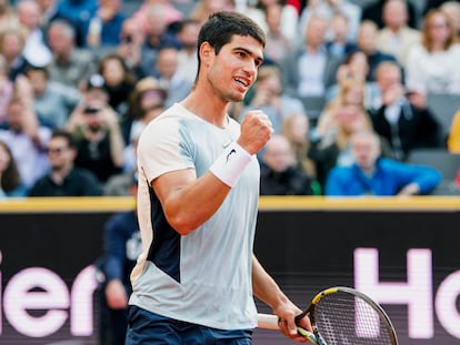 Carlos Alcaraz  celebra su victoria ante Alex Molcan este sábado en el ATP 500 de Hamburgo.