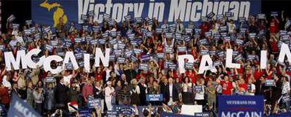 En el centro de la imagen, la candidata a la vicepresidencia, Sarah Palin, se dirige a la multitud en un acto en Michigan. A su izquierda, John McCain