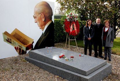 Sara Hernández, Juan Barranco y Purificación Causapié durante el homenaje a Tierno Galván en el cementerio de La Almudena.