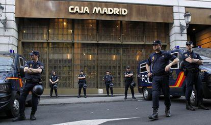 La policía custodia la entrada a la sede de Bankia en la plaza de Celenque.