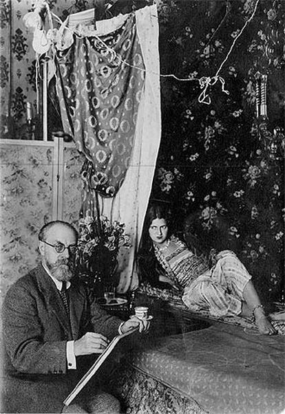 Henri Matisse, con una modelo en su estudio de Niza hacia 1928.