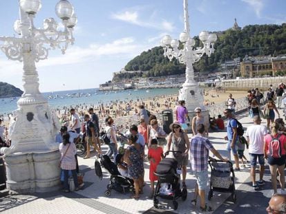 Los turistas pasean por el centro de San Sebastian.