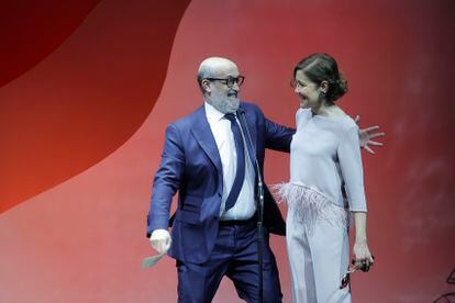 Javier Cámara, premio Feroz a mejor protagonista de una serie, invita a la actriz María Pujalte, mejor actriz protagonista de una serie, a compartir escenario en la gala de los Premios Feroz.
