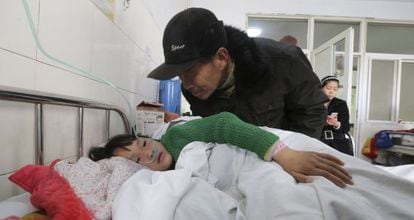 Una ni&ntilde;a atendida en febrero en un hospital de Xiangyang, en la provincia de Hubei 