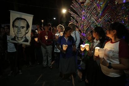 Velas en memoria de los m&aacute;rtires jesuitas en San Salvador cuando se cumplen 28 a&ntilde;os de la masacre.