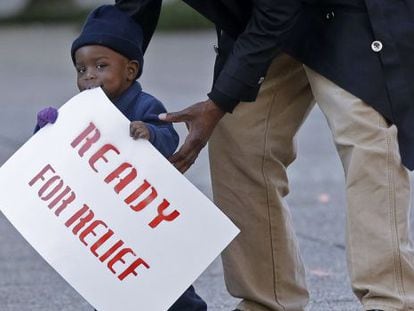 Un niño participa en una protesta a favor de amplias medidas migratorias 