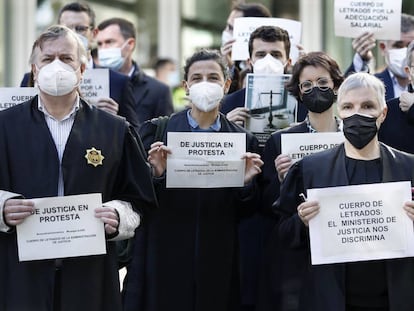 Letrados de la administración de justicia se han concentrado este miércoles ante la Ciudad de la Justicia de Barcelona con motivo de la huelga convocada en el sector.